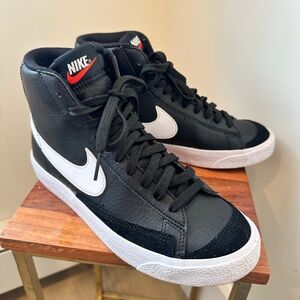 Nike kids women’s Black and White High-top Mid Blazer ‘77 Sneakers like new